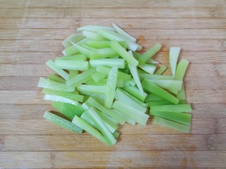 4、莴笋炒虾仁,切成条状。