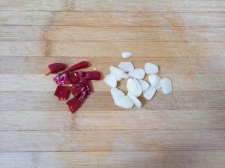 6、莴笋炒虾仁,大蒜切成片，干红辣椒掰成小段。