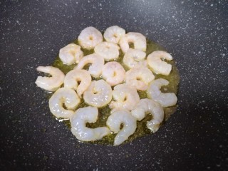 7、莴笋炒虾仁,炒锅内倒适量的食用油烧热，放入腌制好的虾仁。