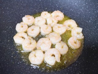 8、莴笋炒虾仁,将虾仁煎熟盛出备用。