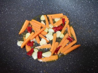 10、莴笋炒虾仁,下入胡萝卜翻炒至变色。