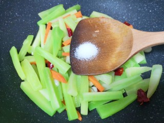 12、莴笋炒虾仁,放盐调味。