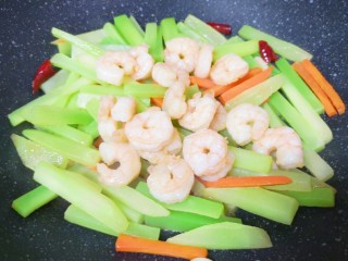 13、莴笋炒虾仁,下入煎熟的虾仁。