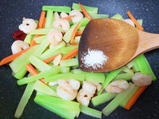 15、莴笋炒虾仁,放蘑菇精翻炒均匀，关火出锅。