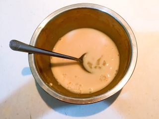 1、枣香花卷,在酵母和白糖碗里加入温水调匀，静止5分钟