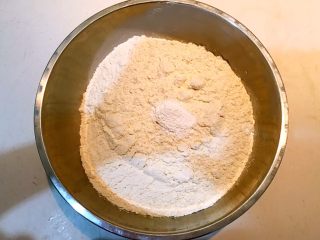 4、枣香花卷,把泡打粉加入面粉中