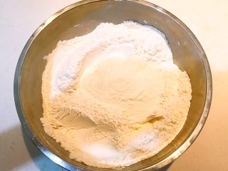 5、枣香花卷,再把奶粉加入面粉中调匀