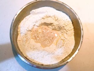 6、枣香花卷,加入酵母水和凉开水和面