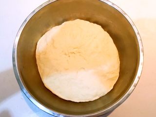 7、枣香花卷,揉成光滑的面团，盖上保鲜膜，饧发50分钟左右