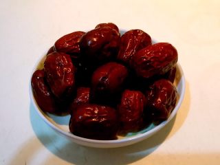 8、枣香花卷,大枣清洗干净