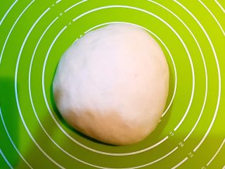 11、枣香花卷,揉成光滑的面团，排除气体