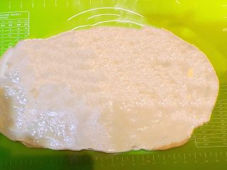 12、枣香花卷,把面团擀成5㎜后的面皮，刷一层玉米油