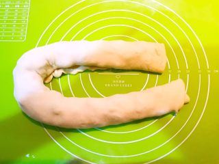 14、枣香花卷,把面皮卷起来