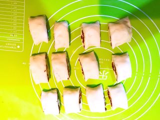 15、枣香花卷,切成3.5㎝的小段