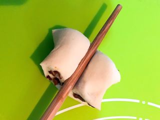 16、枣香花卷,取一段面卷，用筷子压在中间