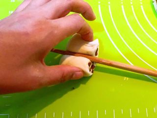 17、枣香花卷,用手捏住面卷的两端