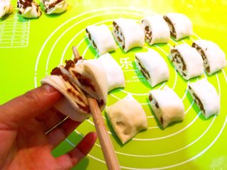 18、枣香花卷,把面皮拉往筷子的左下侧