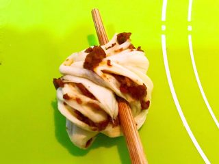 19、枣香花卷,用筷子压住即可