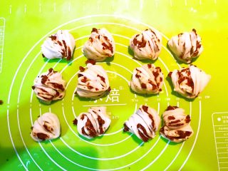 20、枣香花卷,逐一做好的花卷，盖上保鲜膜二次醒发15分钟