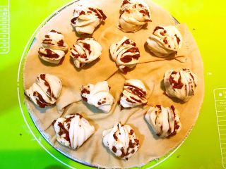 21、枣香花卷,二次醒发好后摆放在帘子上