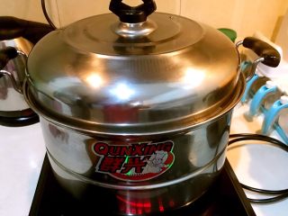 22、枣香花卷,放入蒸锅里，水烧开后蒸8分钟，关火后虚蒸4分钟