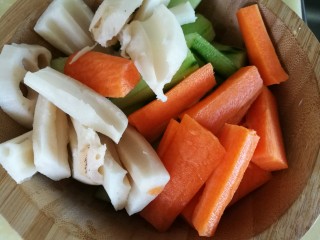 3、快手午餐一道菜 土豆胡萝卜牛肉煲,胡萝卜、彩椒、番茄切块