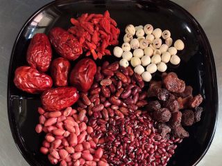 1、香芋八宝粥(五红补血),准备好食材。红豆、红皮花生、红蚕豆、红枣、枸杞子、桂圆、链子。(如果不用高压锅煮粥,需要提前将豆类、链子侵泡5-8小时)