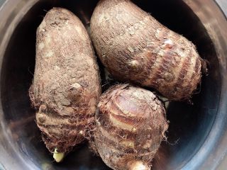 3、香芋八宝粥(五红补血),准备好一些芋头。