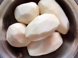 4、香芋八宝粥(五红补血),将芋头削皮洗净,切块儿待用。