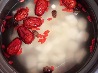 5、香芋八宝粥(五红补血),将所有食材放入高压锅中。添加水1500ml。