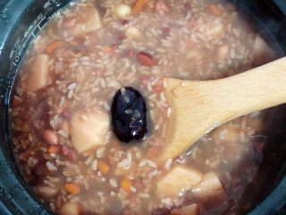 7、香芋八宝粥(五红补血),再选择收汁按键,熬煮5-10分钟。熬制时需要不停搅动米粥,避免糊底。