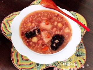 8、香芋八宝粥(五红补血),一碗营养丰富的香芋八宝粥就做好了。