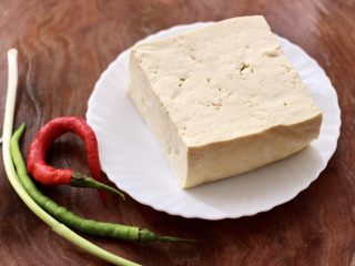 1、照烧北豆腐,首先备齐所有的食材。