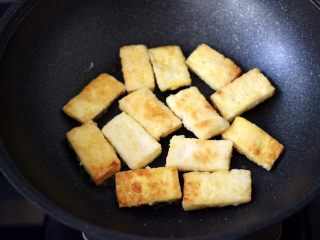 12、照烧北豆腐,看见一面煎至金黄色后，再把另一面也煎制金黄色的时候。