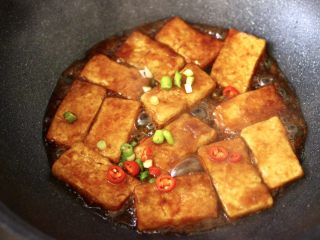 15、照烧北豆腐,这个时候锅中撒上小葱和青红尖椒。