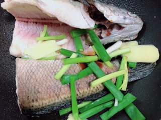 13、黑鱼豆腐汤,再放入葱姜。