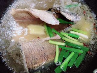 14、黑鱼豆腐汤,倒入开水，中火炖煮鱼汤。