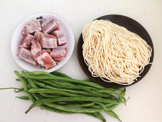1、排骨焖面,准备食材：精排，切面，四季豆
