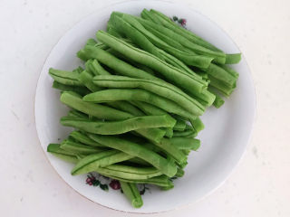 2、排骨焖面,把四季豆清洗干净，掰成小段