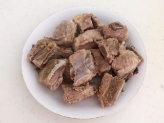 4、排骨焖面,把焯好的排骨捞出来