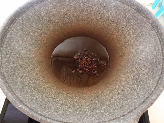 7、排骨焖面,炒锅烧热后加入花生油，油烧热后加入花椒粒，炒出香味