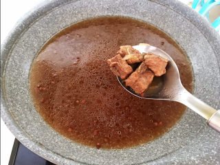 14、排骨焖面,排骨7分熟了