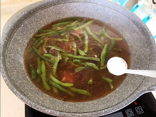 15、排骨焖面,加入四季豆，继续烧10分钟，然后加入精盐调匀