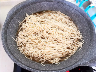 16、排骨焖面,把切面铺在排骨上面