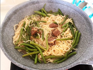 18、排骨焖面,排骨焖面熟了，翻拌均匀即可~