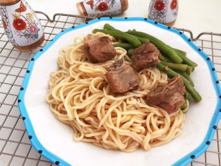 19、排骨焖面,排骨焖面风味独特，香而不腻，面条筋道，非常美味~