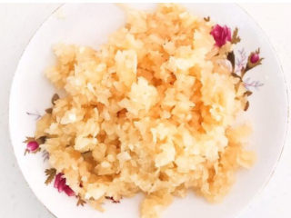 6、韩式辣白菜,把糖醋萝卜切成末