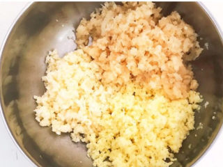 7、韩式辣白菜,把蒜末，姜末和萝卜末放入一个大碗里