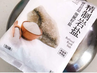 12、韩式辣白菜,准备精制岩盐（也可以用精盐或海盐）