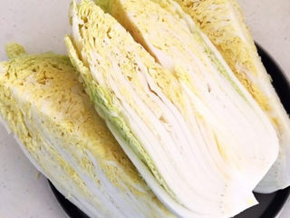 14、韩式辣白菜,把大白菜切成4块